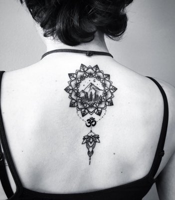  Tatouage mandala sur le milieu du dos et avec le signe ohm